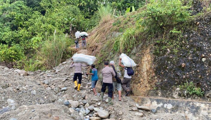 Warga Desa Lawe Kelabu Terpaksa Mendaki Gunung Menghubungkan Desa Simpur Jaya