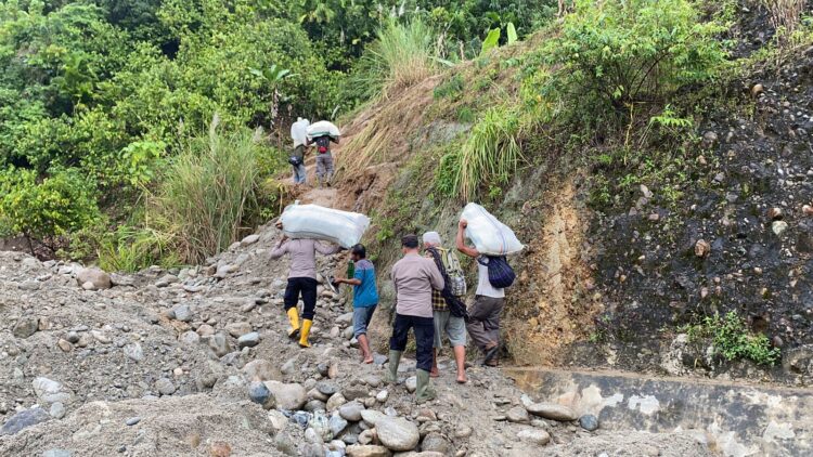 Warga Desa Lawe Kelabu Terpaksa Mendaki Gunung Menghubungkan Desa Simpur Jaya