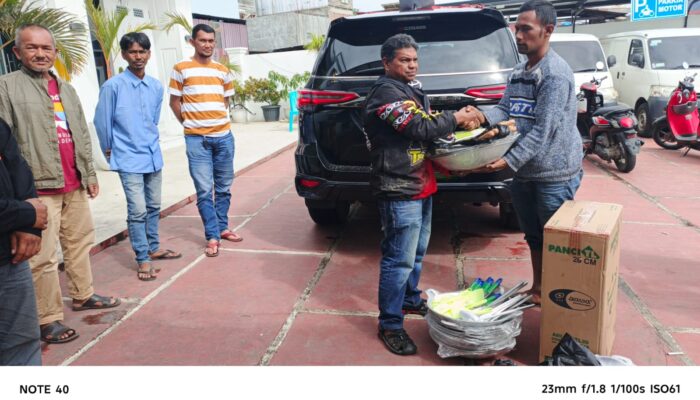 Ketua DPRK Aceh Tengah Dan Komunitas Tragong Salurkan 26 Set Alat Masak Untuk Warga Burlah