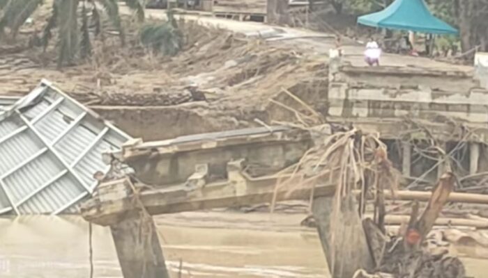Hubungan Sekerak-Bandar Pusaka Putus Total, Jembatan Rangka Baja Hanyut Diterjang Kayu Gelondongan