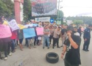 Massa Demo Kapolres Toba