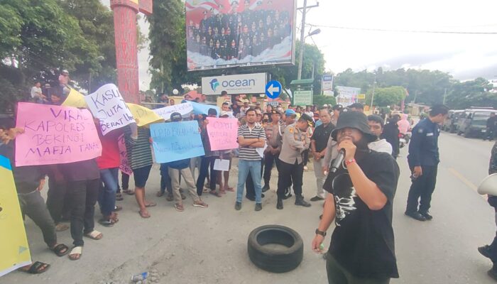 Massa Demo Kapolres Toba