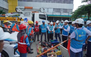 General Manager PLN UID Sumut, Mundhakir saat memberikan pengarahan kepada petugas untuk mengutamakan keselamatan saat bekerja.