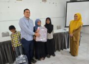 Faisal Ridha Serahkan Peralatan Sekolah Untuk Yatim Lamteumen Timur Dan Bitay