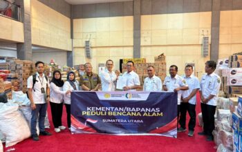 Bupati Kabupaten Tapanuli Selatan (Tapsel), Gus Irawan menerima langsung bantuan untuk korban bencana terdampak banjir dan longsor dari Kementeriaan Pertnian dan Badan Pangan Nasional (Bapanas) di Kantor Bupati Tapsel, Rabu (17/12/2025).