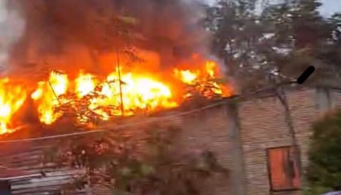 Amarah Memuncak, Emak-emak Dan Warga Tabuyung Bakar Rumah Terduga Pengedar Narkoba