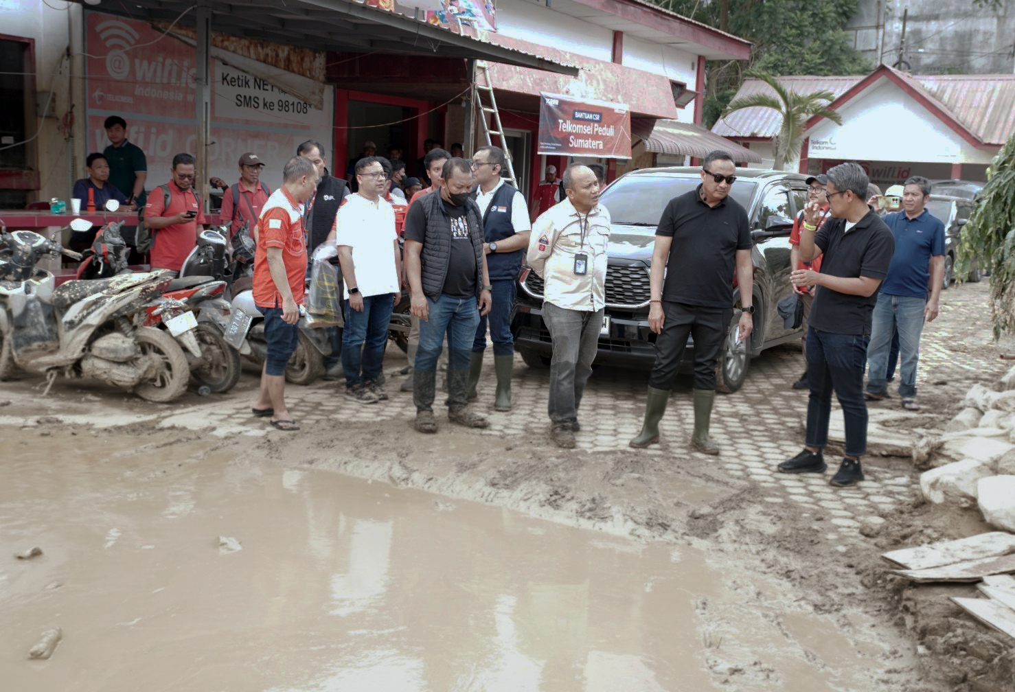 TelkomGroup Salurkan Bantuan Kemanusiaan dan Aktifkan 13 Titik Internet Satelit untuk Korban Bencana Sumatra