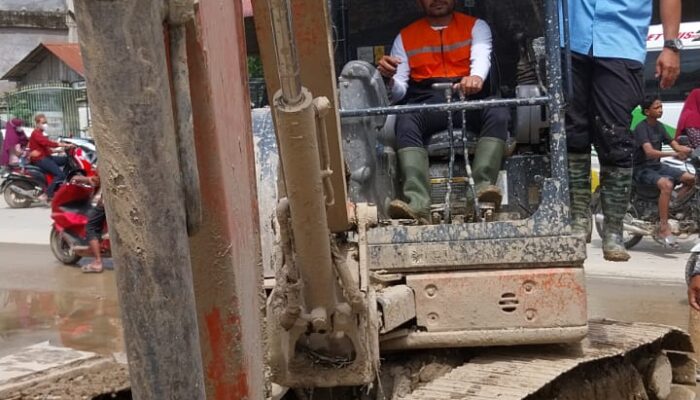 Percepat Pemulihan Pascabanjir, Baitul Mal Aceh Utara Bersihkan Selokan Dan Jalan Antar Gampong