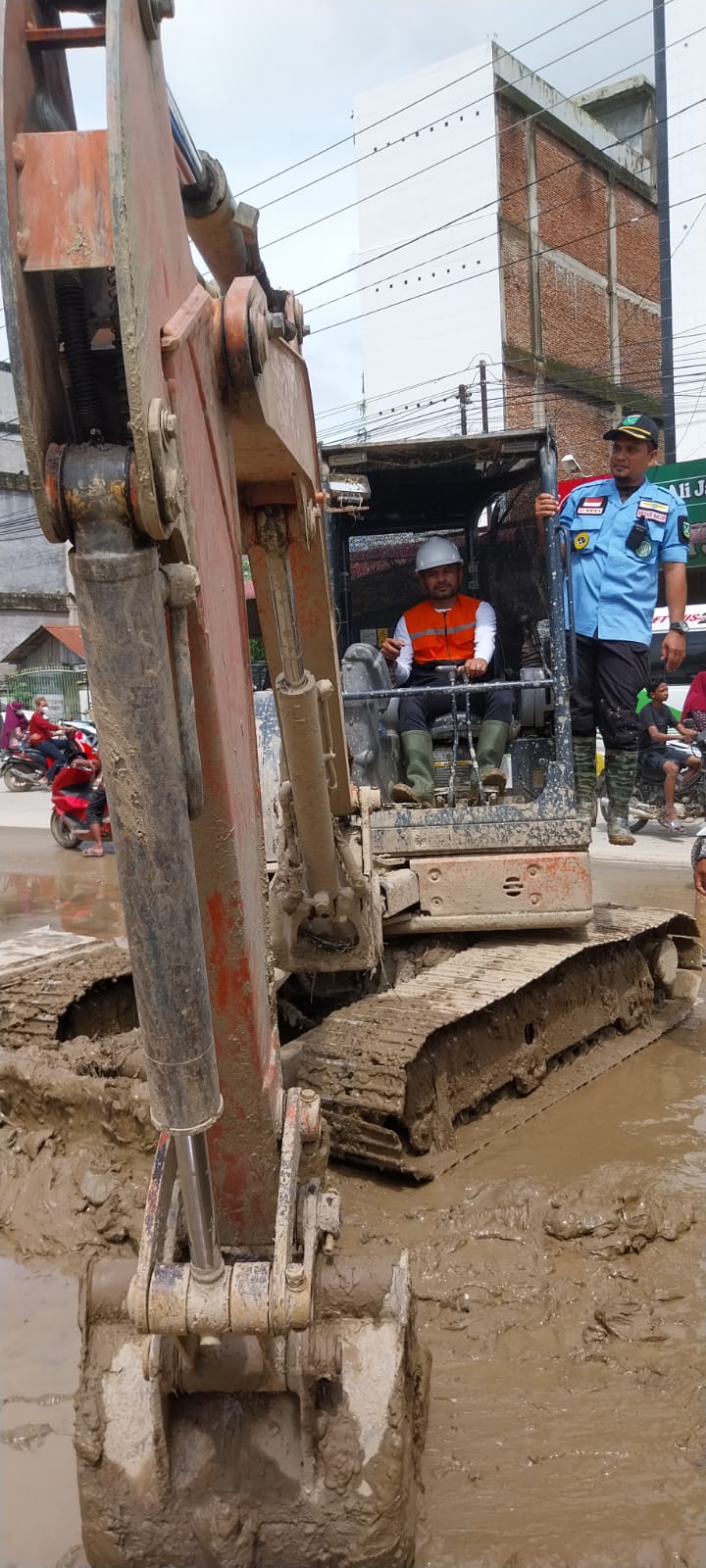 Percepat Pemulihan Pascabanjir, Baitul Mal Aceh Utara Bersihkan Selokan Dan Jalan Antar Gampong