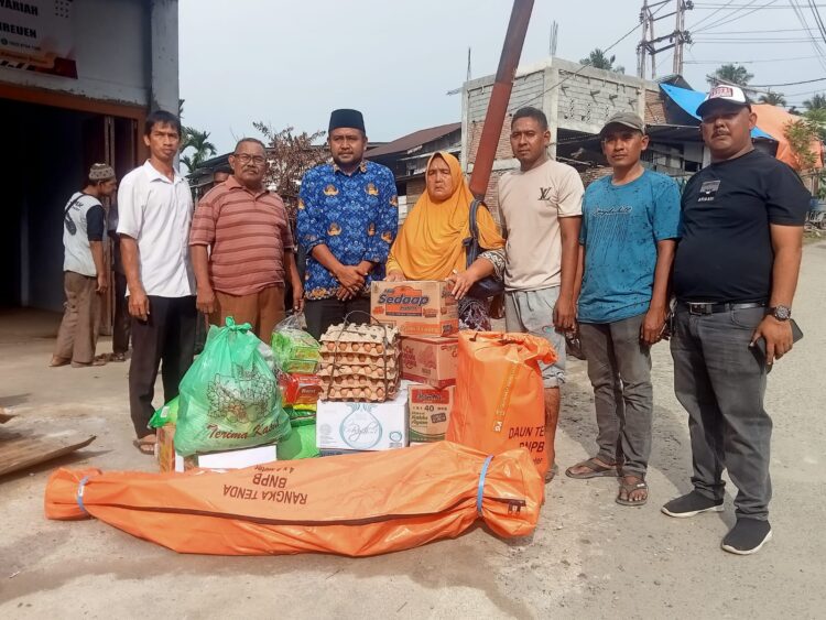 Camat Juli Antar Bantuan Korban Kebakaran Pasca Banjir Di Teupin Mane