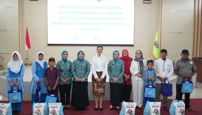 PKK Sumut Beri Bantuan Alat Bantu Dengar Kepada Penyandang Disabilitas Deliserdang