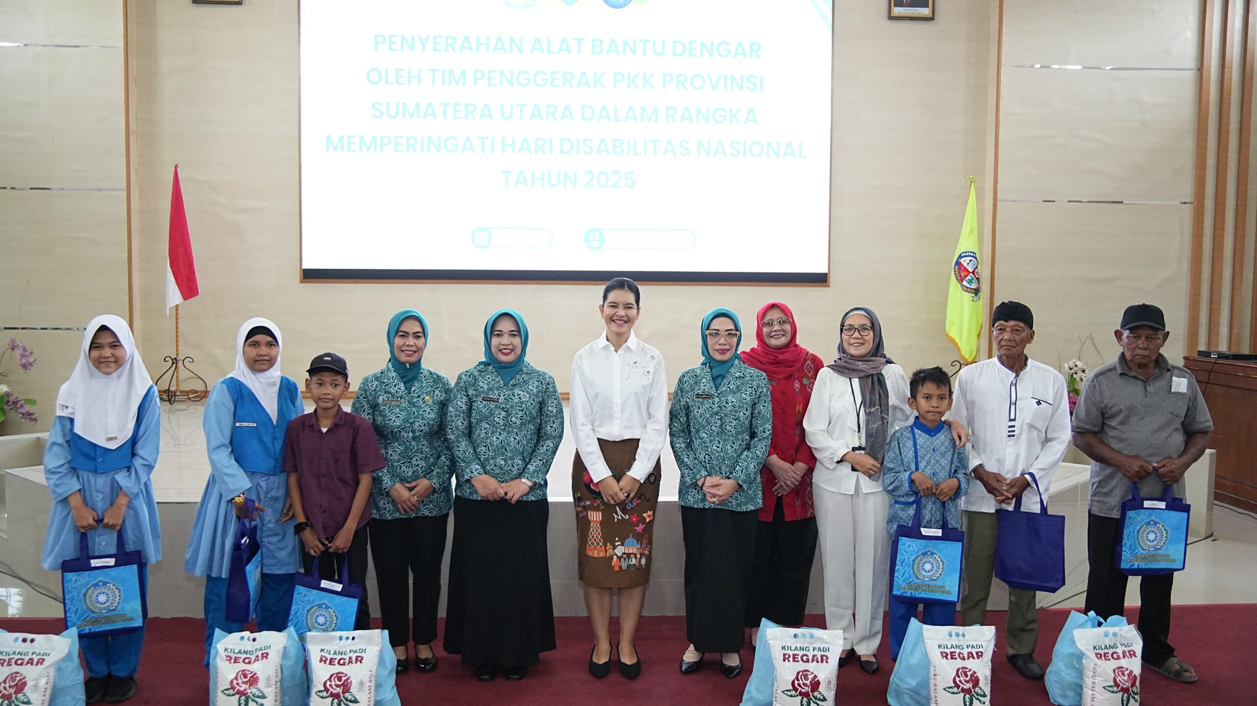 PKK Sumut Beri Bantuan Alat Bantu Dengar Kepada Penyandang Disabilitas Deliserdang