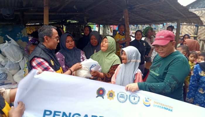Dahnil Ginting Dan Universitas Panca Budi Bantu Sembako Korban Banjir Desa Paluh Sibaji