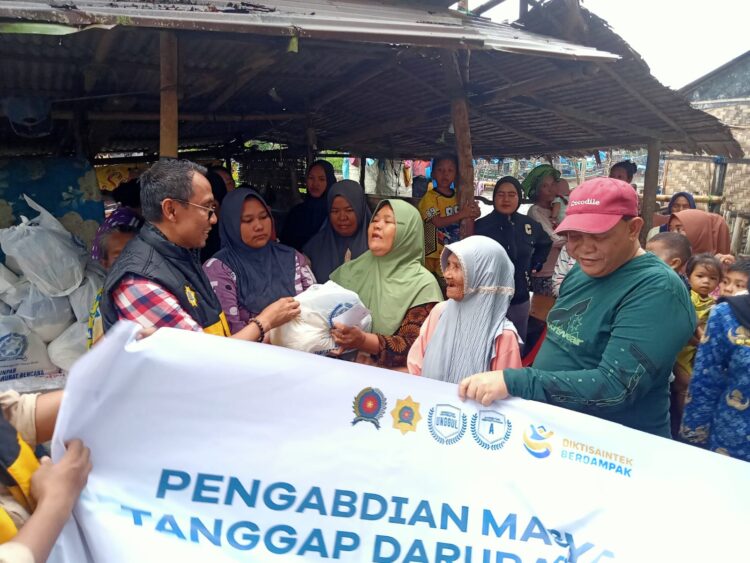 Dahnil Ginting Dan Universitas Panca Budi Bantu Sembako Korban Banjir Desa Paluh Sibaji