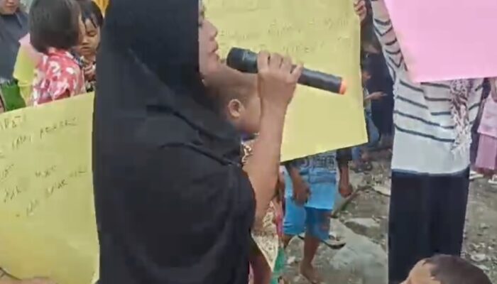 Aksi Emak-emak Agara Blokir Jalan Nasional Akhirnya Dibuka Kembali