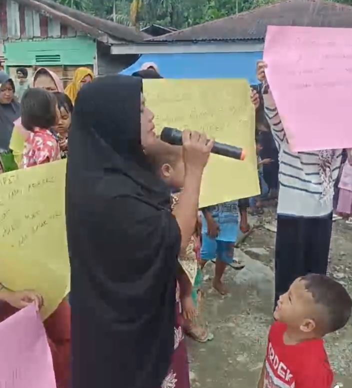 Aksi Emak-emak Agara Blokir Jalan Nasional Akhirnya Dibuka Kembali