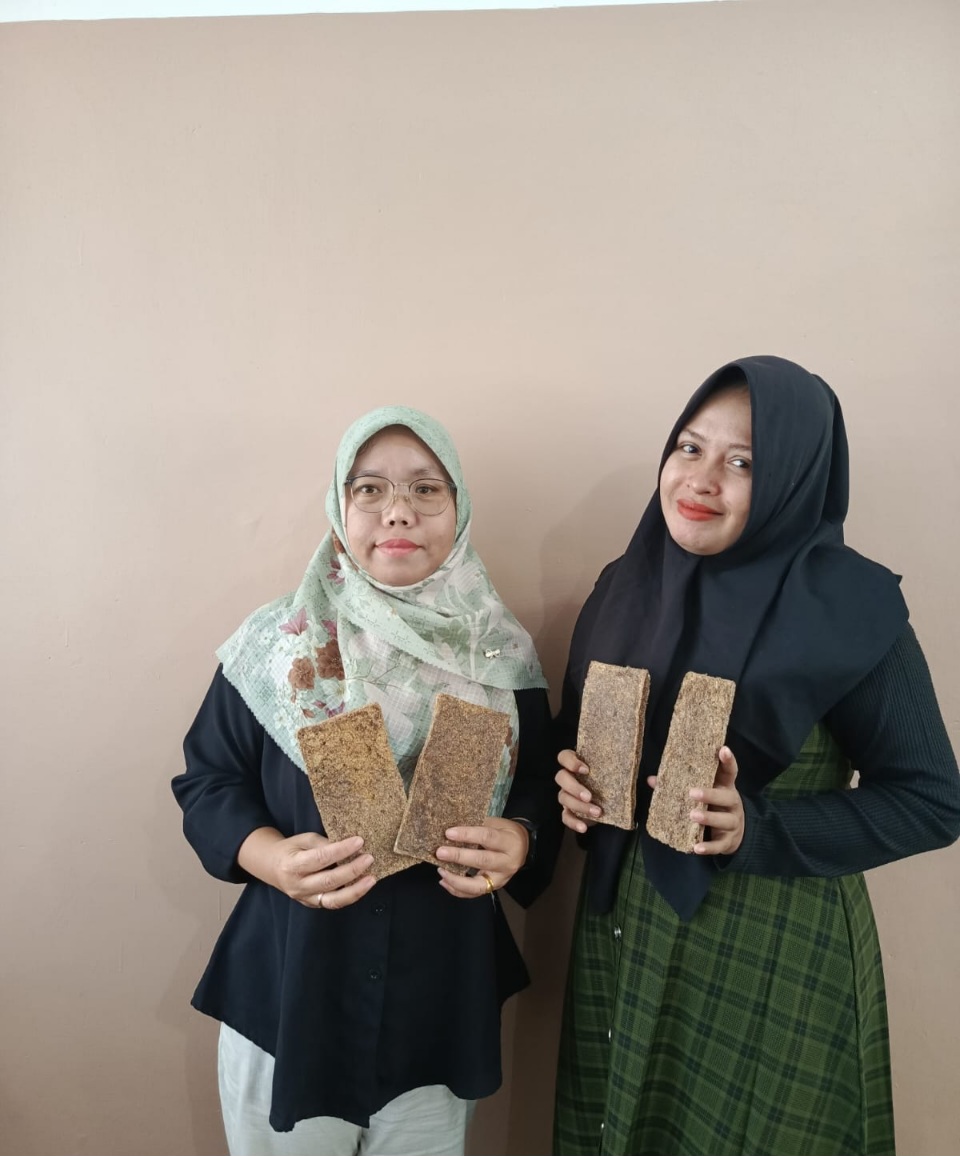 Papan Biokomposit Ramah Lingkungan Dari Limbah Pelepah Sawit Dan Cangkang Kerang Bulu