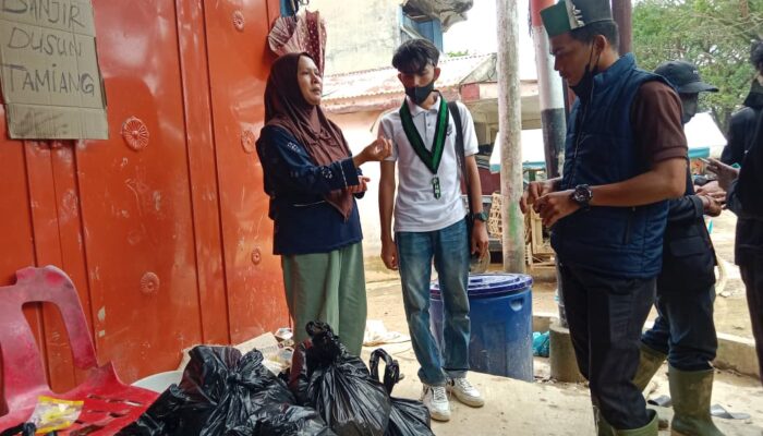 HMI Langsa Salurkan 400 Paket Sembako, 1.000 Liter Air dan Obat-obatan Di Tamiang