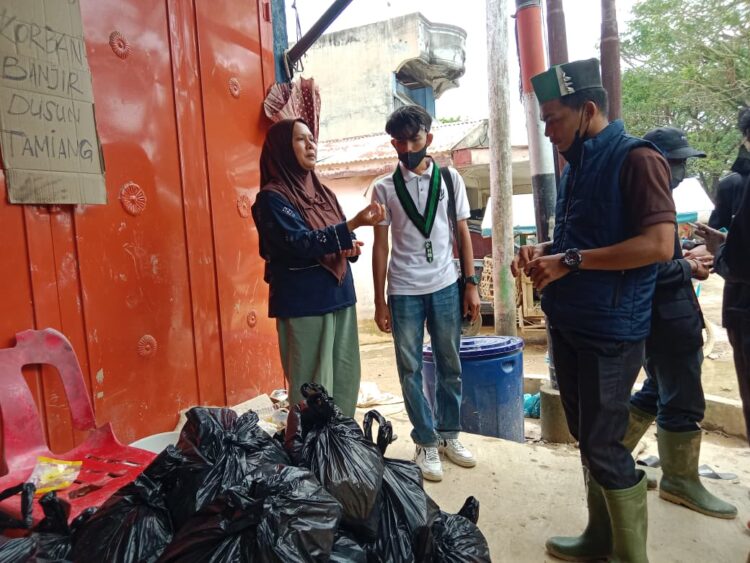 HMI Langsa Salurkan 400 Paket Sembako, 1.000 Liter Air dan Obat-obatan Di Tamiang