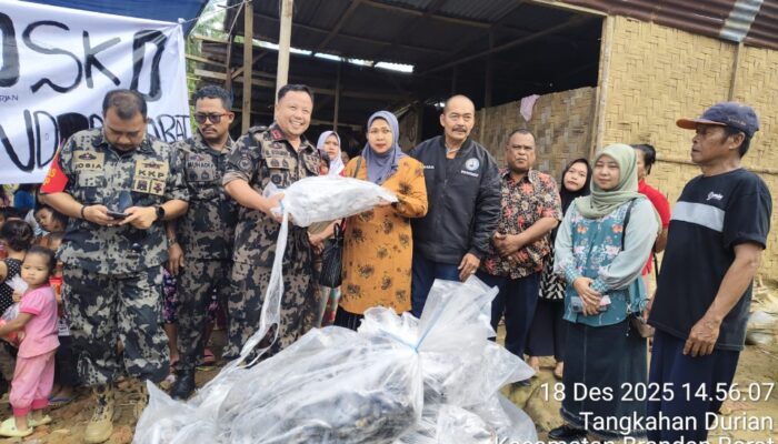PSDKP Salurkan Bantuan KKP Untuk Korban Banjir Dan Longsor Di  Pakis Kecamatan Brandan Barat 