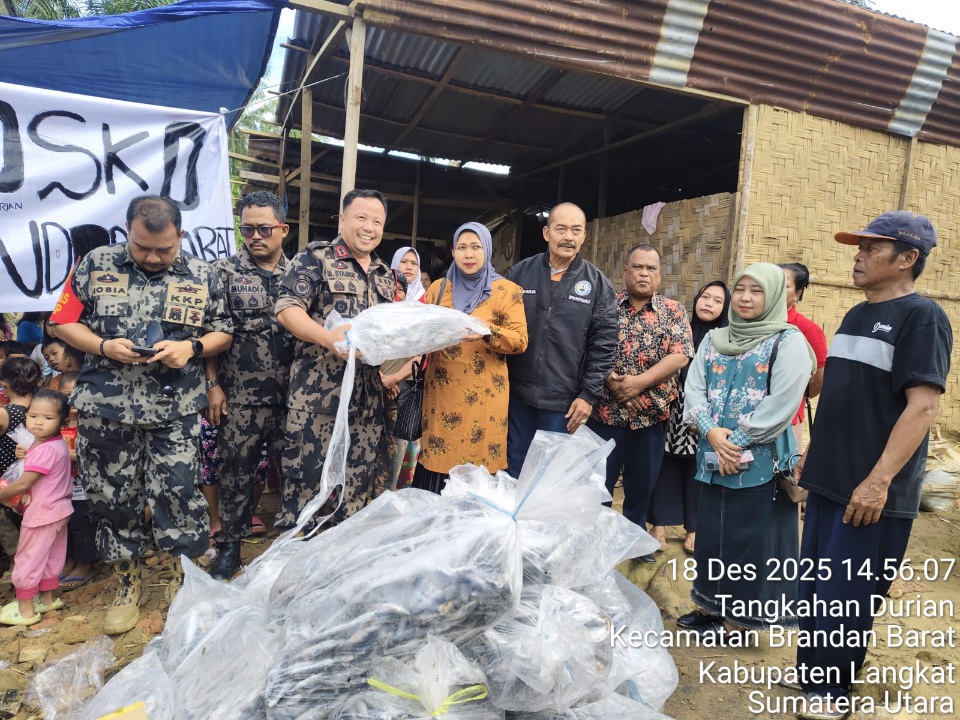 PSDKP Salurkan Bantuan KKP Untuk Korban Banjir Dan Longsor Di Pakis Kecamatan Brandan Barat