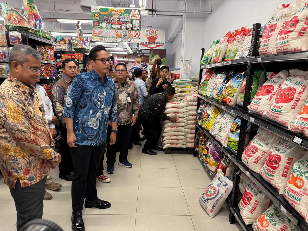 Rico Waas Temukan Produk Kadaluarsa Saat Sidak Di Supermarket Irian Medan Barat