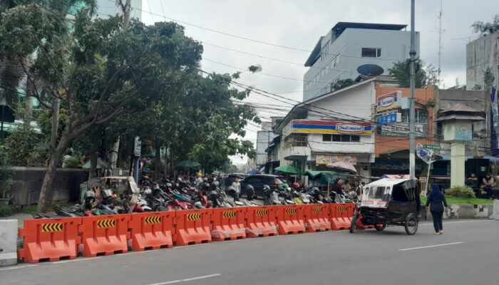 Parkir Sepedamotor Persempit Jl. Veteran Depan Polsek Medan Timur