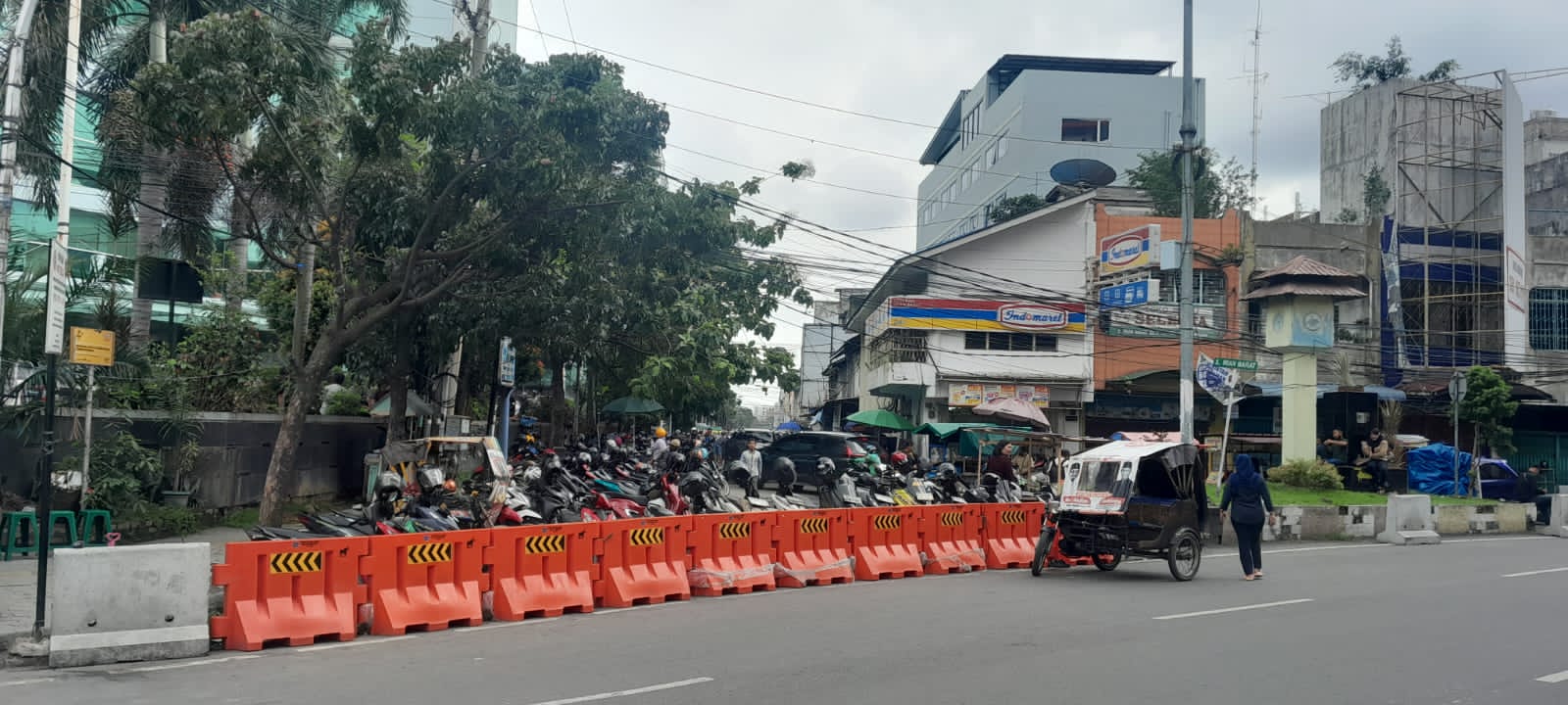 Parkir Sepedamotor Persempit Jl. Veteran Depan Polsek Medan Timur