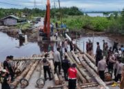 Akses Menuju Ibukota Singkil Putus, TNI-Polri Bangun Jembatan