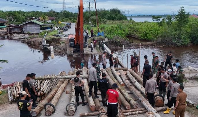 Akses Menuju Ibukota Singkil Putus, TNI-Polri Bangun Jembatan