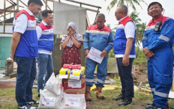 Direktur Utama PGN didampingi Direktur Komersial serta Direktur Strategi dan Pengembangan Bisnis meninjau lokasi bencana di Aceh sekaligus memimpin penyerahan bantuan logistik untuk memenuhi kebutuhan pokok masyarakat yang terdampak bencana, Senin (15/12).