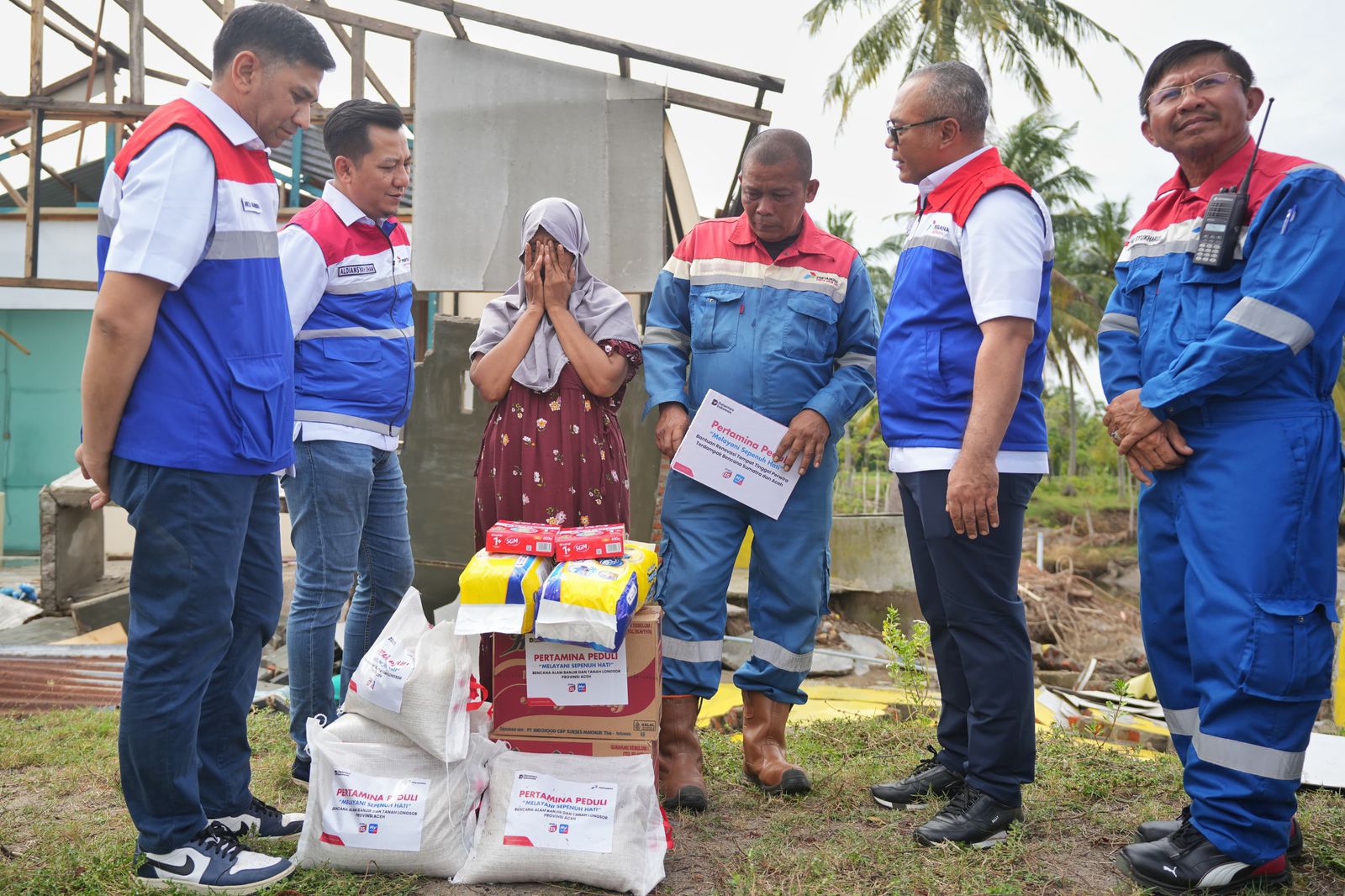 Kawal Misi Kemanusiaan, Dirut PGN Serahkan Bantuan Bencana Aceh Dan Sumut