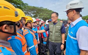 COO Danantara sekaligus Kepala BP BUMN, Dony Oskaria (kedua dari kanan) didampingi Direktur Utama PLN, Darmawan Prasodjo (kanan) menyapa dan memberikan semangat kepada relawan PLN yang turun membantu masyarakat terdampak bencana setelah Apel Pelepasan Relawan BUMN Peduli pada Jumat (19/12) di Kualanamu, Deli Serdang, Sumatera Utara.