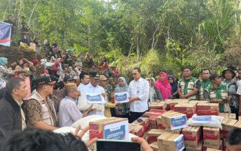 Kementerian Pertanian dan Badan Pangan Nasional (Bapanas) menyalurkan bantuan kepada warga yang desanya terisolir akibat jalan yang putus di Desa Banjar Malayu, Kecamatan Batang Natal, Kabupaten Mandailing Natal (Madina), Kamis (18/12/2025). Bantuan diantarkan langsung oleh Plt. Staf Ahli Menteri Pertanian Bidang Infrastruktur, Ali Jamil bersama Bupati Madina, Saipullah Nasution.