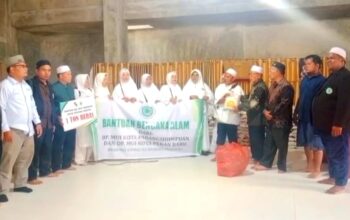 MUI Padangsidimpuan Dan MUI Pekan Baru Bantu Warga Korban Banjir Di Tapanuli Tengah