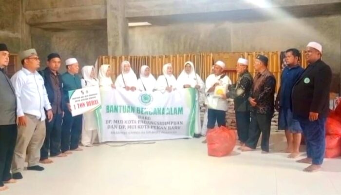 MUI Padangsidimpuan Dan MUI Pekan Baru Bantu Warga Korban Banjir Di Tapanuli Tengah