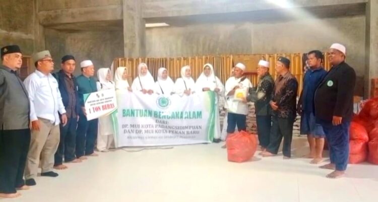 MUI Padangsidimpuan Dan MUI Pekan Baru Bantu Warga Korban Banjir Di Tapanuli Tengah