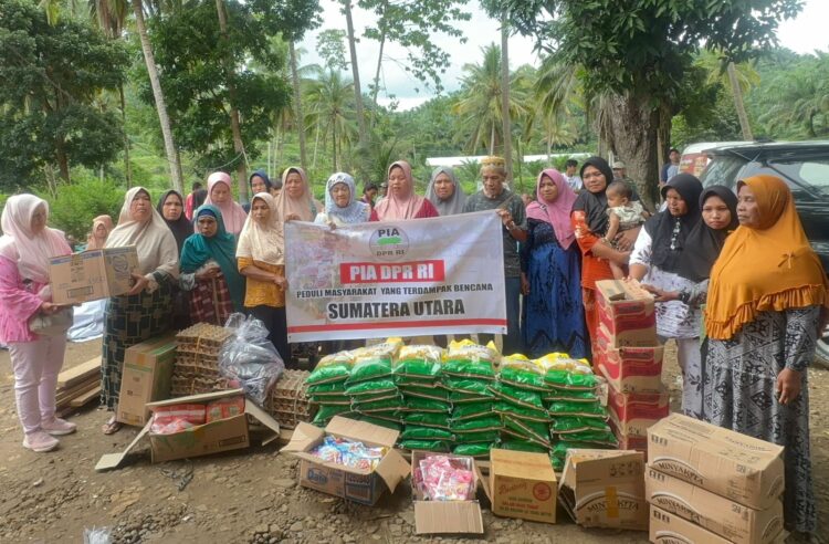 Istri-istri Anggota DPR RI Bantu Korban Bencana Tapsel