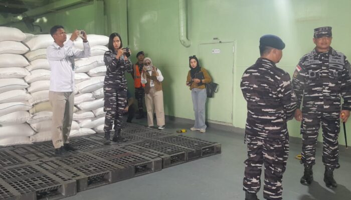 TNI AL Bantu Penyaluran Bantuan Untuk Terdampak Bencana Alam
