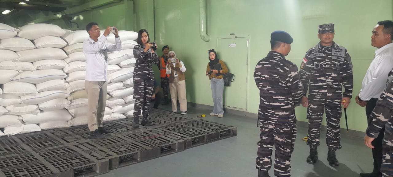 TNI AL Bantu Penyaluran Bantuan Untuk Terdampak Bencana Alam