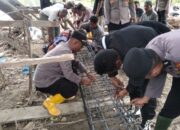 Personel Polres Aceh Tenggara Bersama Brimob Dan Warga Rakit Besi Jembatan Gantung