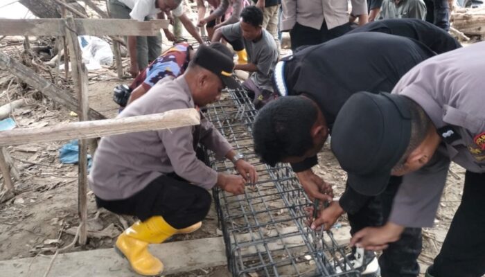 Personel Polres Aceh Tenggara Bersama Brimob Dan Warga Rakit Besi Jembatan Gantung
