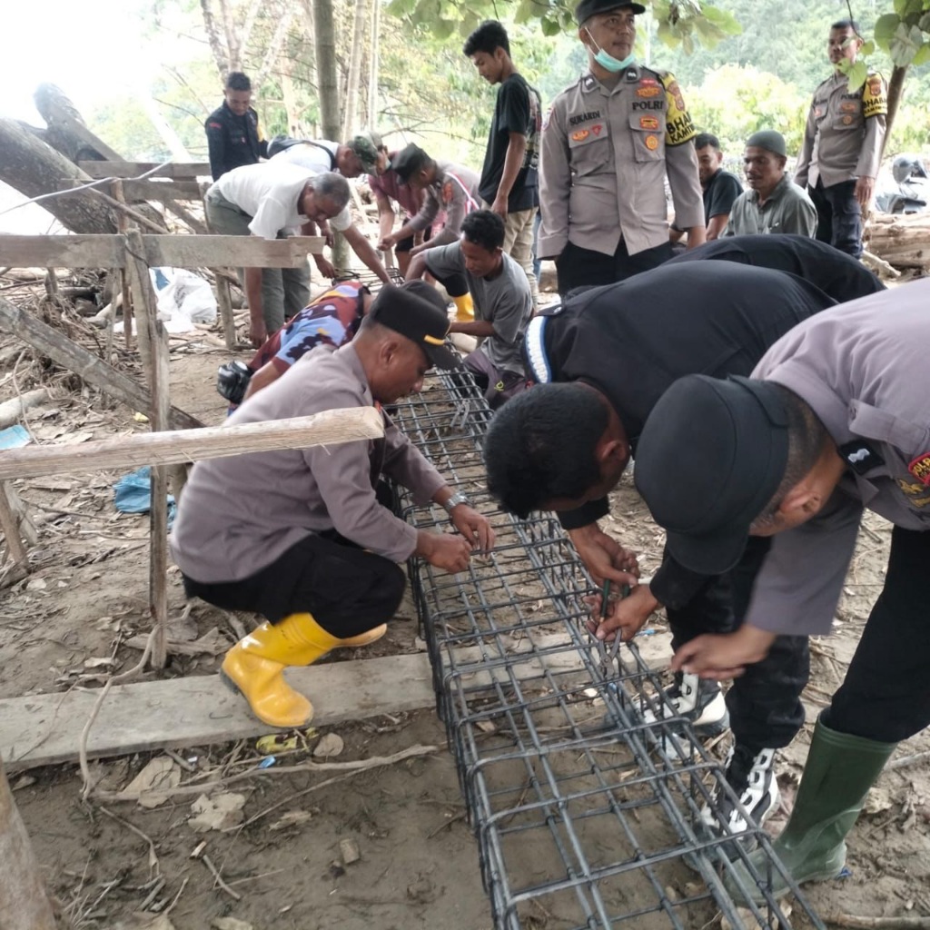 Personel Polres Aceh Tenggara Bersama Brimob Dan Warga Rakit Besi Jembatan Gantung