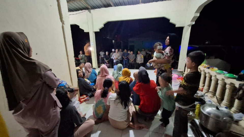 Kapolres Langkat Salurkan Bansos Ke Warga Terdampak Banjir Di Brandan