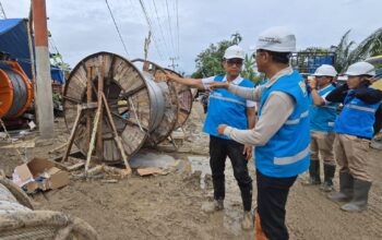 Direktur Utama PLN, Darmawan Prasodjo (kiri), Direktur Transmisi dan Perencanaan Sistem PLN, Edwin Nugraha Putra (kedua dari kiri) dan para petugas PLN ketika menyelesaikan pemasangan kabel di titik tower 142 pada jaringan transmisi Pangkalan Brandan - Langsa di Aceh Tamiang.