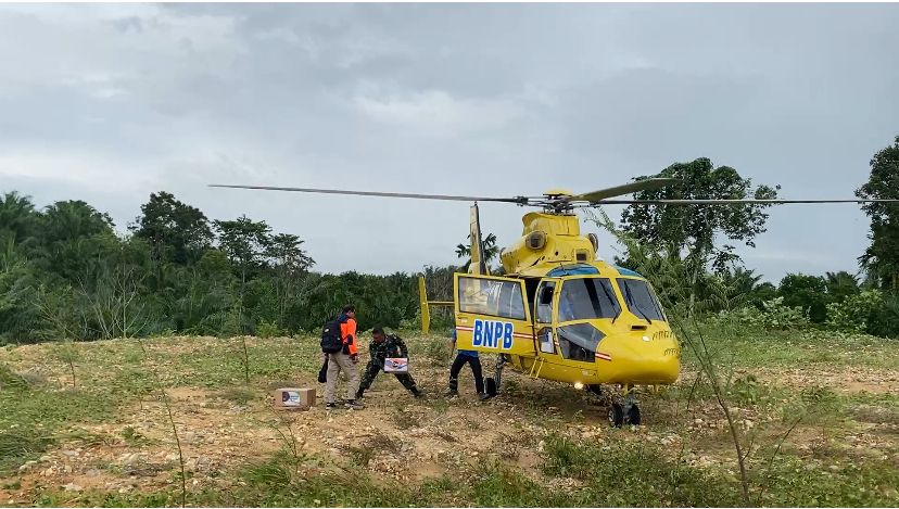 Kerahkan Alat Berat Dan 200-an Personel TNI Bersihkan Kayu Gelondongan