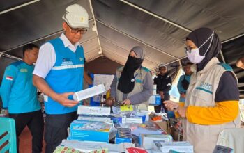 Direktur Utama PLN, Darmawan Prasodjo (kiri) meninjau posko layanan kesehatan YBM PLN di Karang Baru, Aceh Tamiang untuk mengecek kesiapan dan kesigapan pelayanan serta kebutuhan medis masyarakat terdampak pada Selasa (16/12).