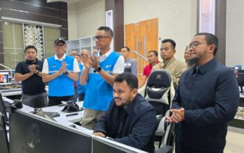 Direktur Utama PLN, Darmawan Prasodjo (ketiga dari kanan) memimpin langsung proses penyambungan sistem kelistrikan Aceh dengan sistem besar Sumatra di Kantor PLN Unit Pelaksana Pengatur Beban (UP2B) Sumatera Bagian Utara, Medan (17/12). Dengan tersambungnya sistem tersebut, pasokan listrik di Kota Banda Aceh kini telah pulih sepenuhnya.