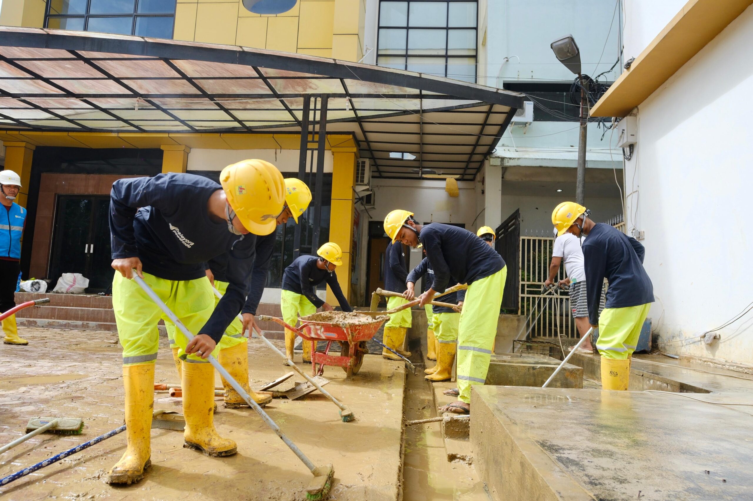 Pastikan Percepatan Pemulihan Fasilitas Umum Di Aceh, Direksi Dan Relawan PLN Turun Langsung