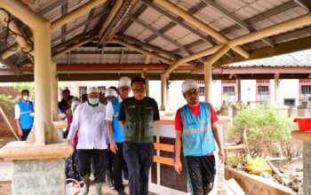 Chief Operating Officer (COO) Badan Pengelola Investasi Daya Anagata Nusantara (Danantara), Dony Oskaria (kedua dari kanan), didampingi Direktur Utama PLN, Darmawan Prasodjo (kedua dari kiri) turun langsung memastikan pemulihan fasilitas kesehatan dan layanan medis di RSUD Muda Sedia Aceh Tamiang, pada Jumat (19/12), berjalan cepat dan aman.